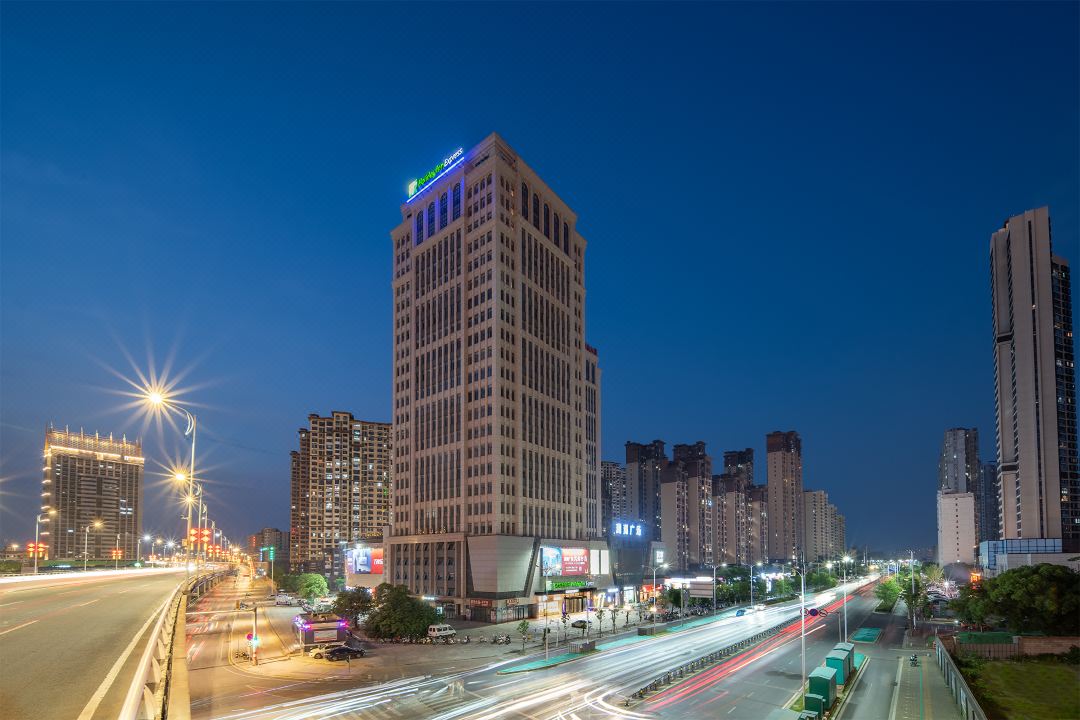 南昌青山湖江景智选假日酒店外观