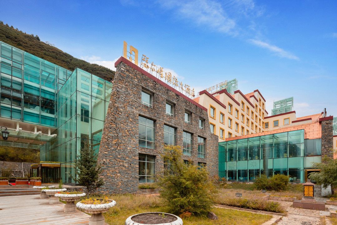 瑟尔嵯国际大酒店(松潘黄龙风景区店)外观