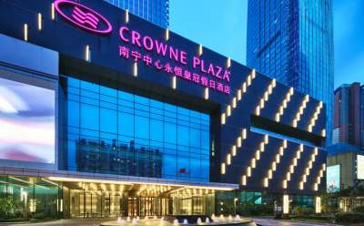 南宁中心永恒皇冠假日酒店外观