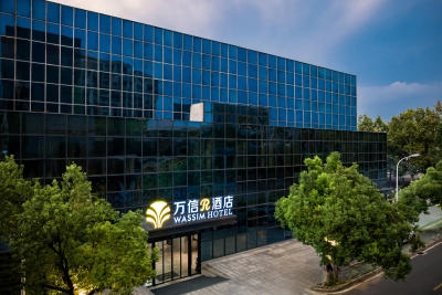 万信R酒店（武汉华中科技大学东校区佳园路地铁站店）外观