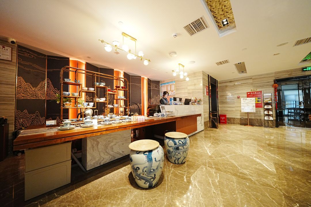 璞邸曼居酒店(景德镇瓷都大道古窑店)大堂