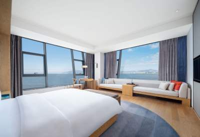 大理洱海天域英迪格酒店270度洱海湖景苍山景观精品大床房客房图