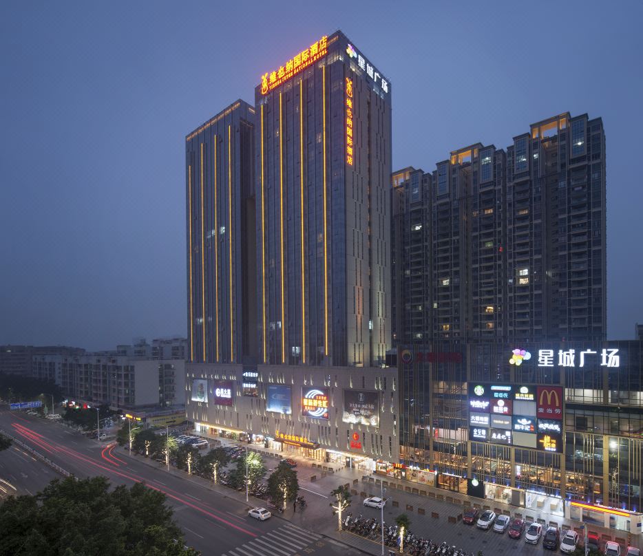 维也纳国际酒店(肇庆市中心湖景店)外观