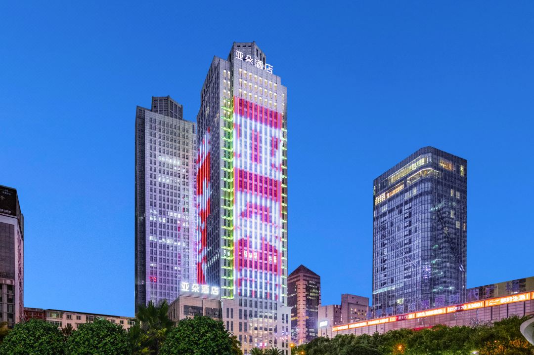 贵阳大十字广场亚朵酒店外观