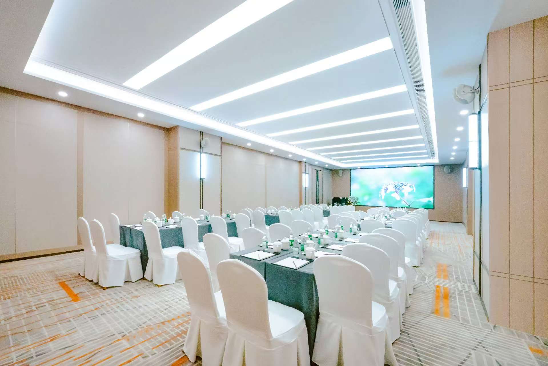 成都瑞城名人酒店简阳厅会场图