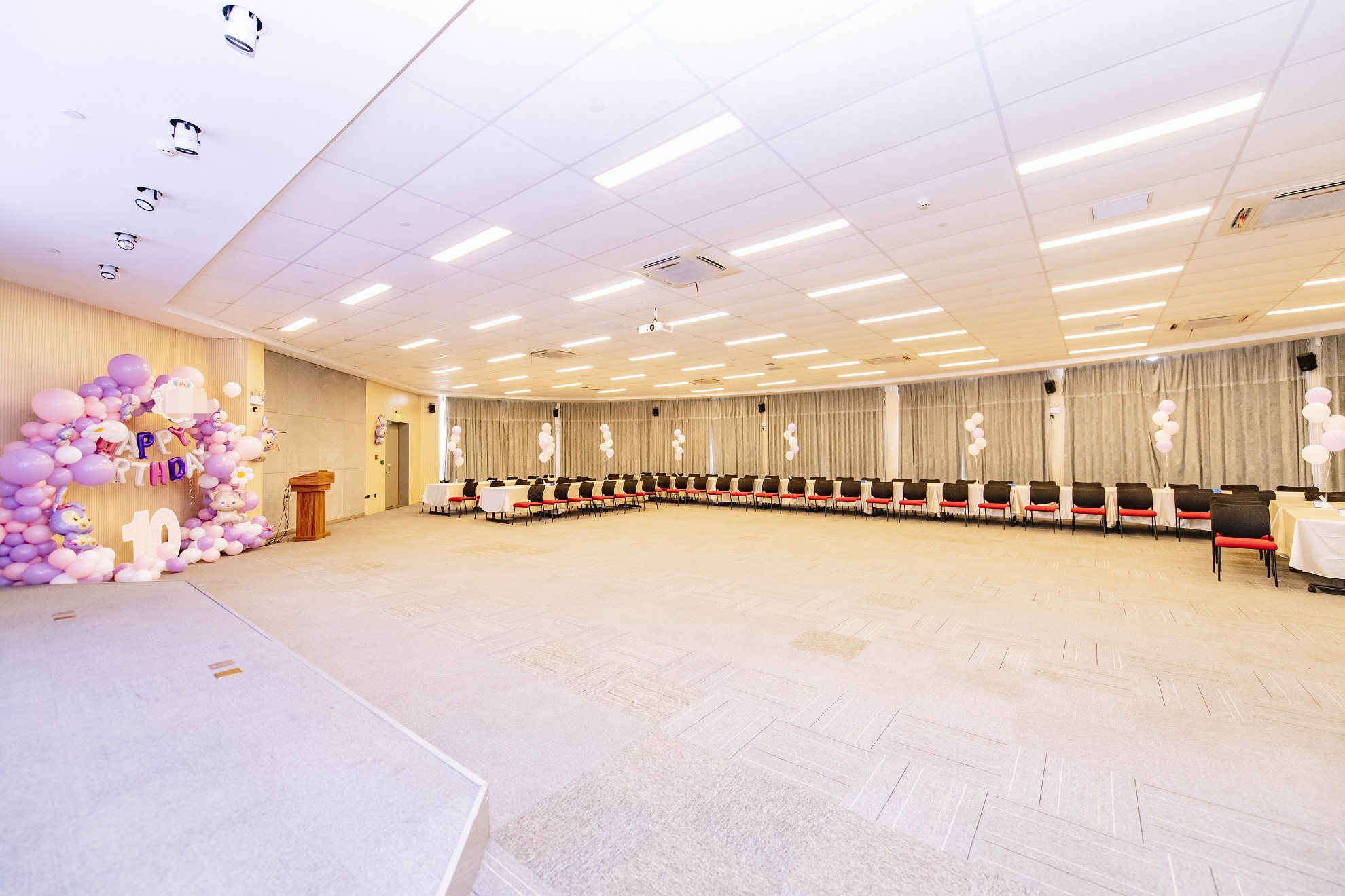 桔子水晶上海国际旅游度假区康桥酒店2楼会议报告厅（可容纳160人 场地可调整桌椅）会场图