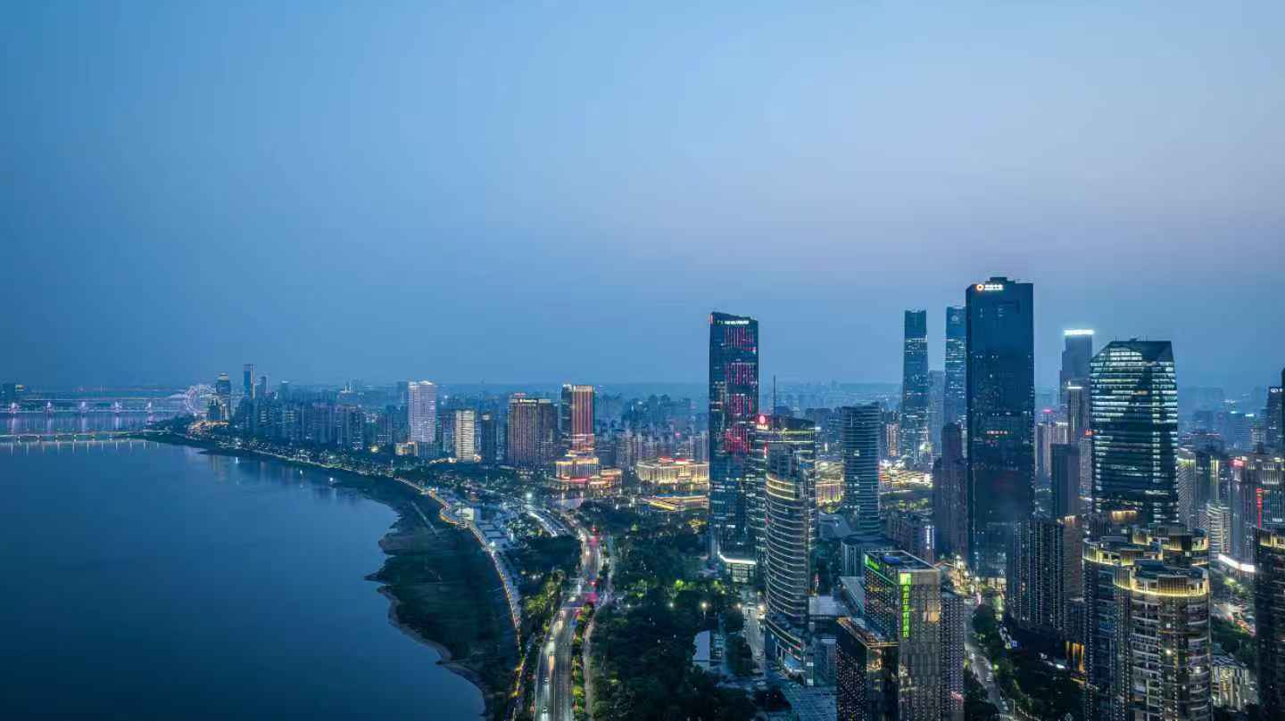 南昌红谷滩秋水广场希尔顿欢朋酒店外观