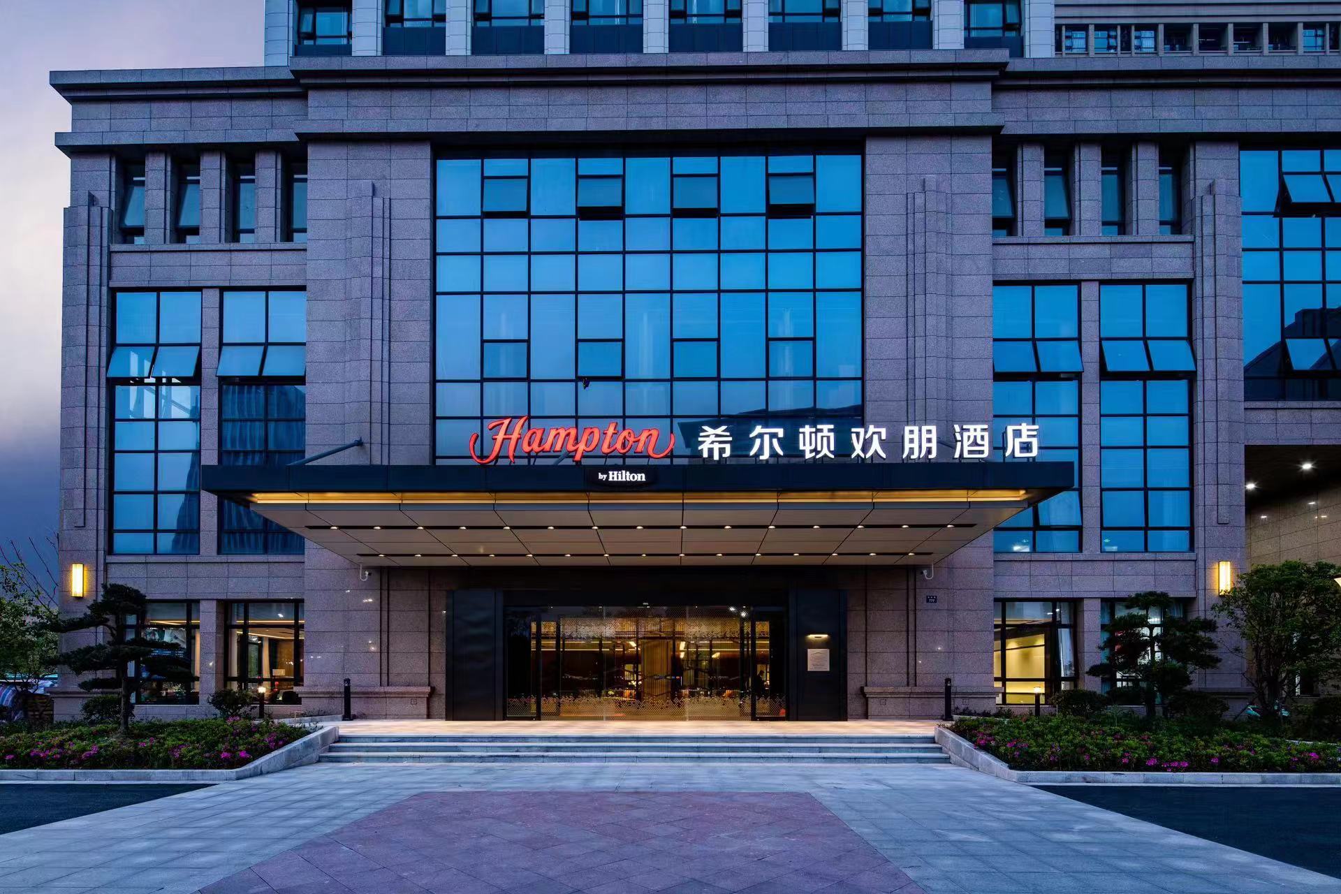 杭州萧山人民广场希尔顿欢朋酒店外观