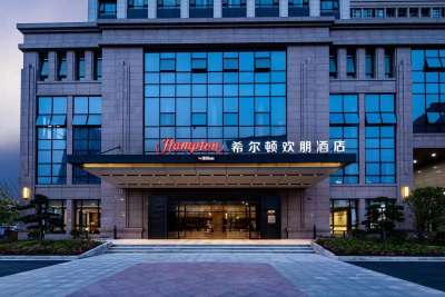 杭州萧山人民广场希尔顿欢朋酒店外观