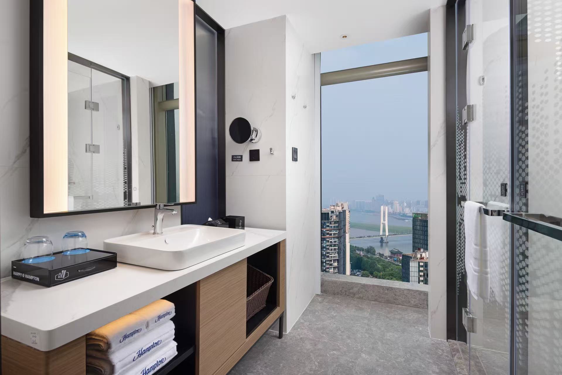 南昌红谷滩秋水广场希尔顿欢朋酒店高级江景大床房客房图