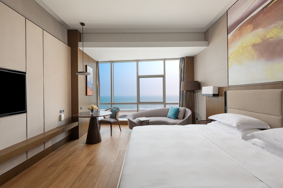 北海银滩皇冠假日酒店高级大床房海景高楼层客房图