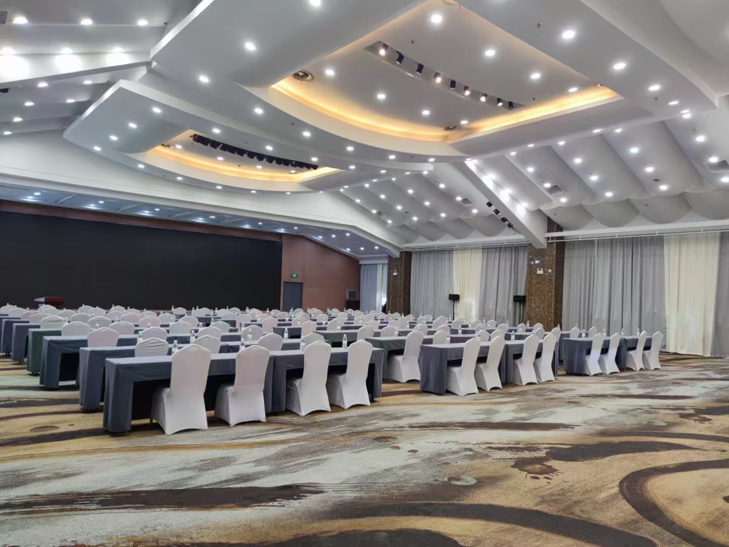 武汉中天世纪酒店管理有限公司会议厅