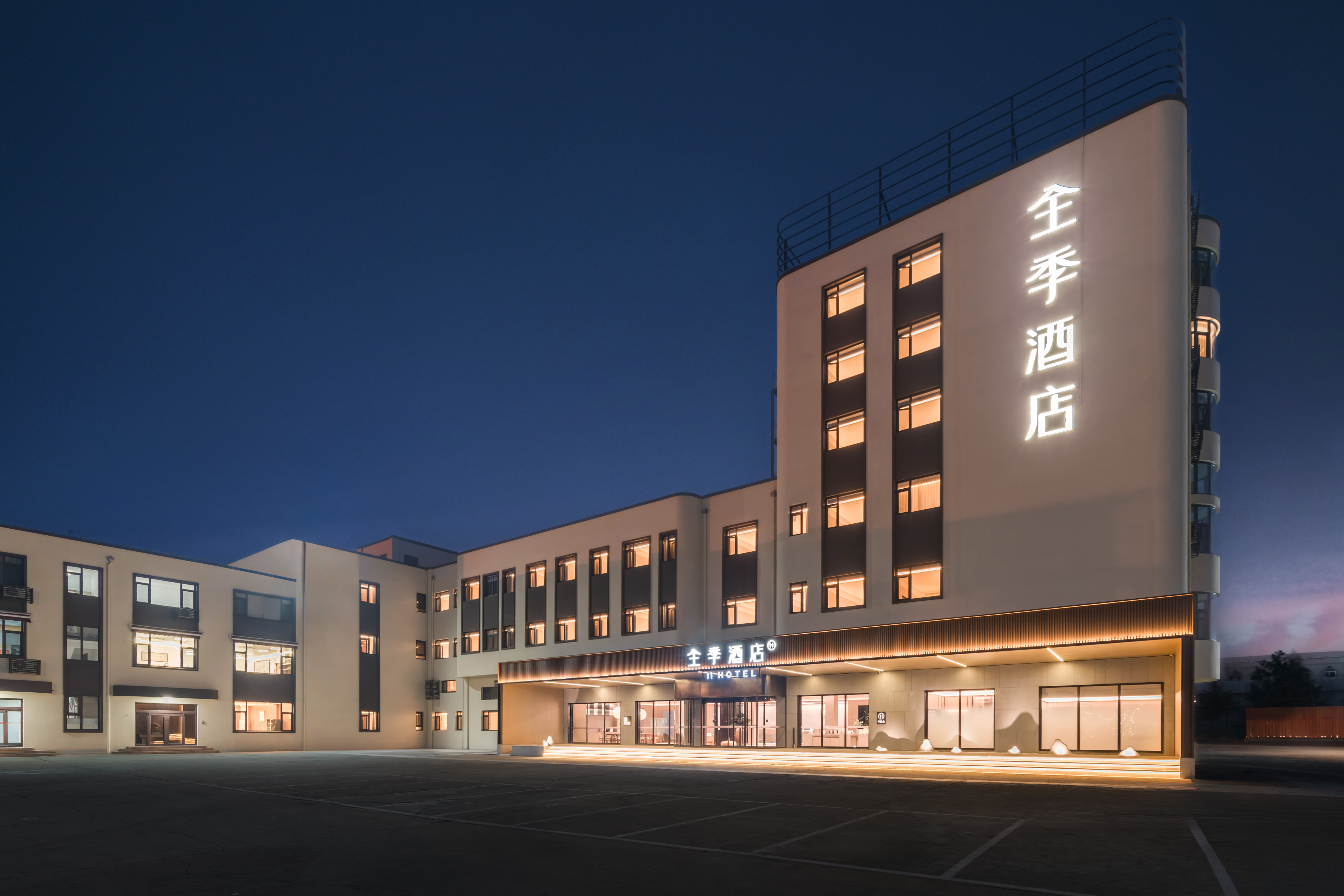 全季青岛即墨鹤山路大铜马广场酒店外观