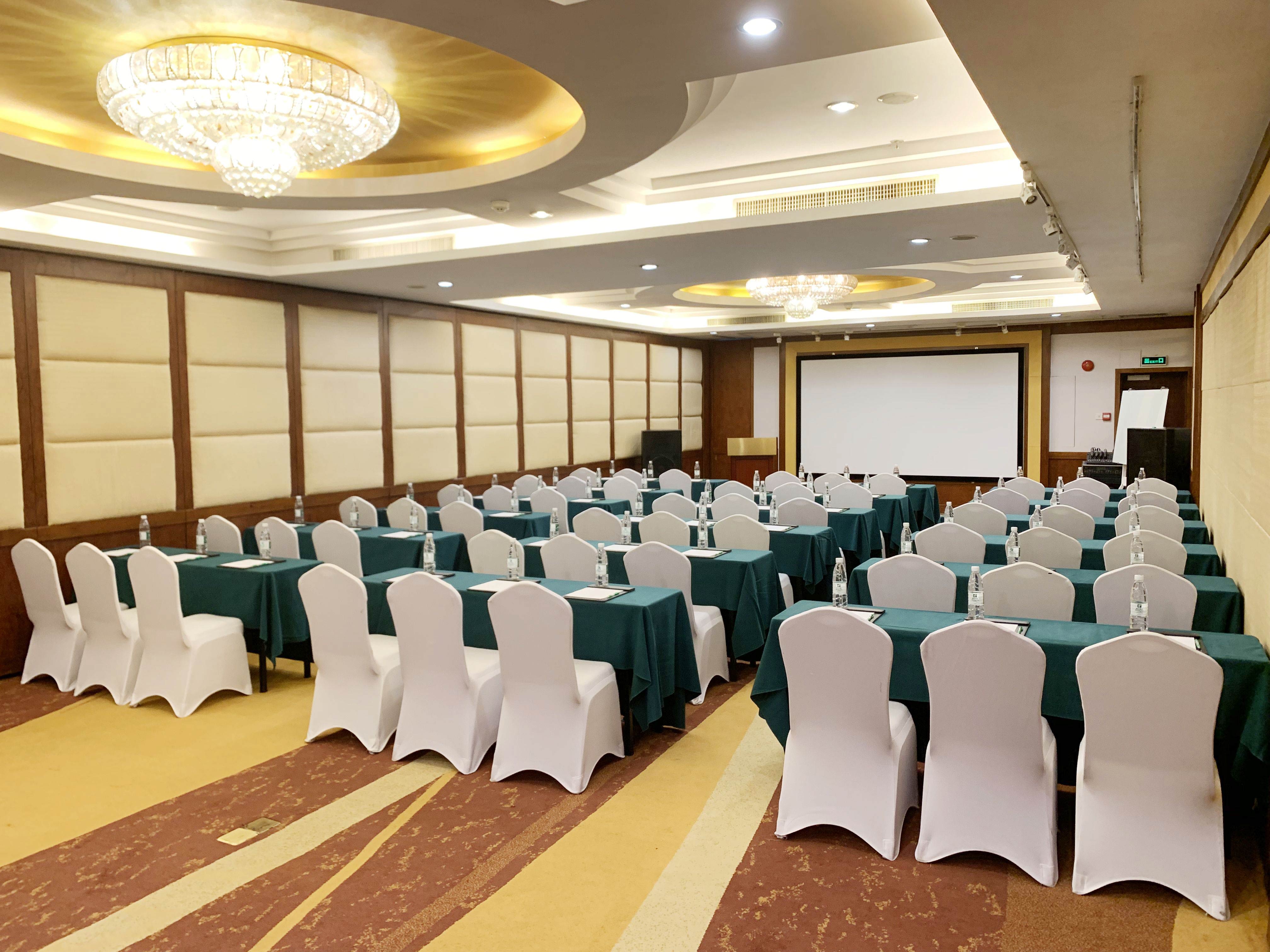 深圳东华假日酒店豪华宴会厅会场图