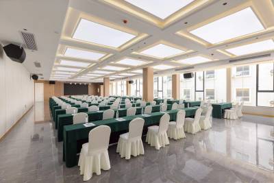 鄂州滨江华美达广场酒店青天湖厅会场图