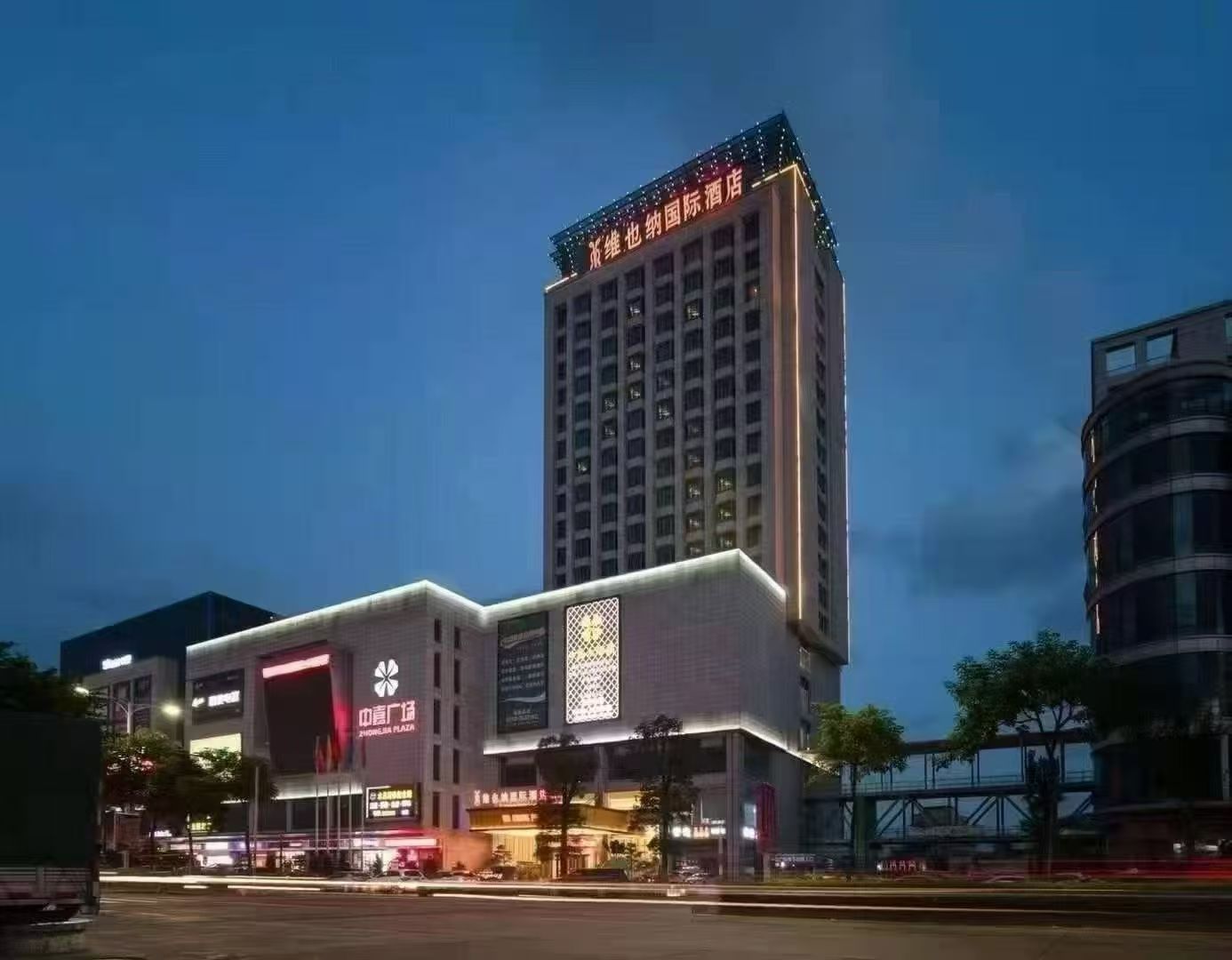 维也纳国际酒店（江门荷塘中嘉广场店）外观