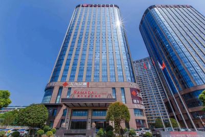 长沙高升华美达酒店（德思勤广场汽车南站店）外观