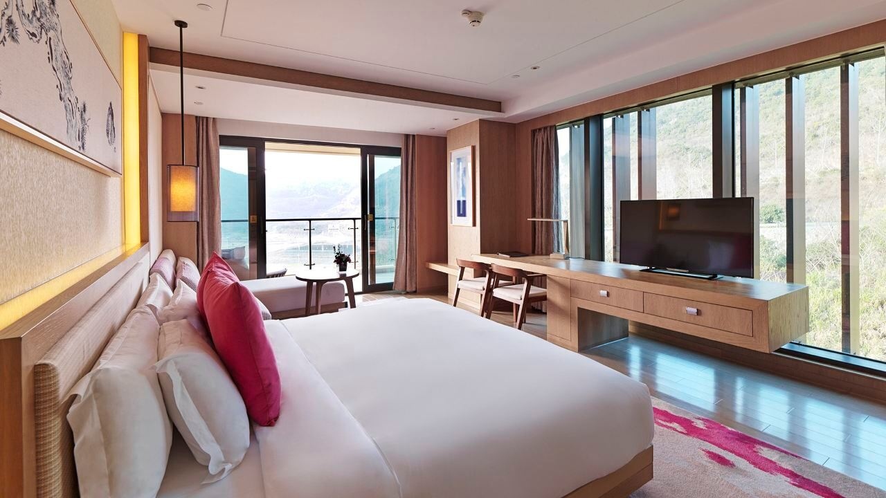 宁波象山海景皇冠假日酒店高级山景大床房客房图