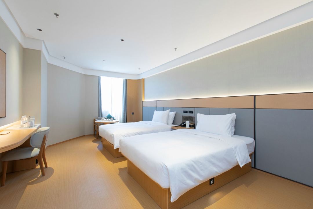 全季酒店（长沙中南大学铁道学院店）商务双床房(65寸投屏电视＋小冰箱＋拾趣茶具）客房图
