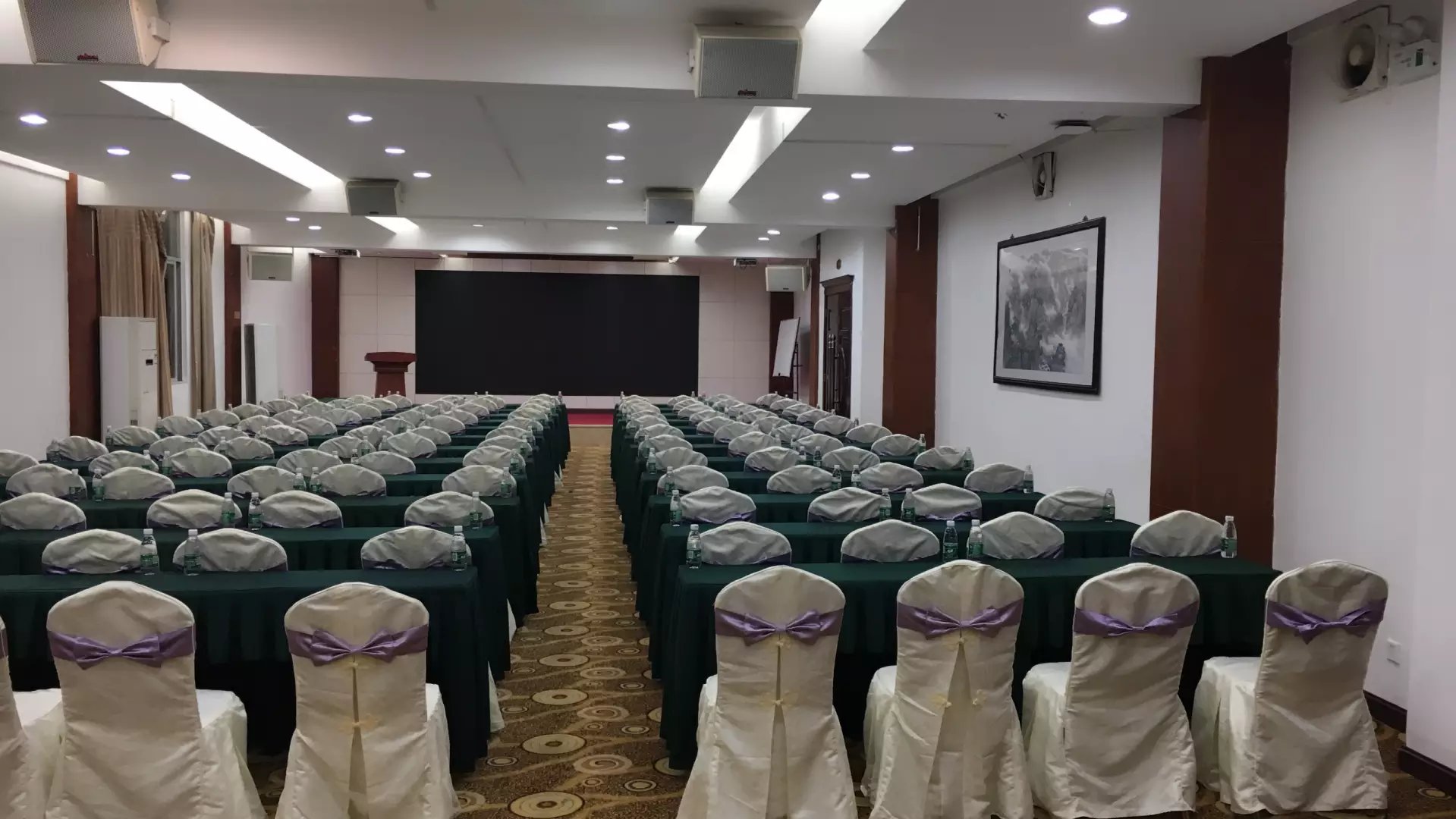 广州市白云区钟落潭五龙体育休闲山庄2号会议厅会场图