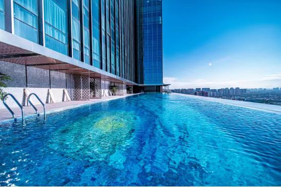 成都七一世外桃源酒店20F无边泳池和健身房餐厅图